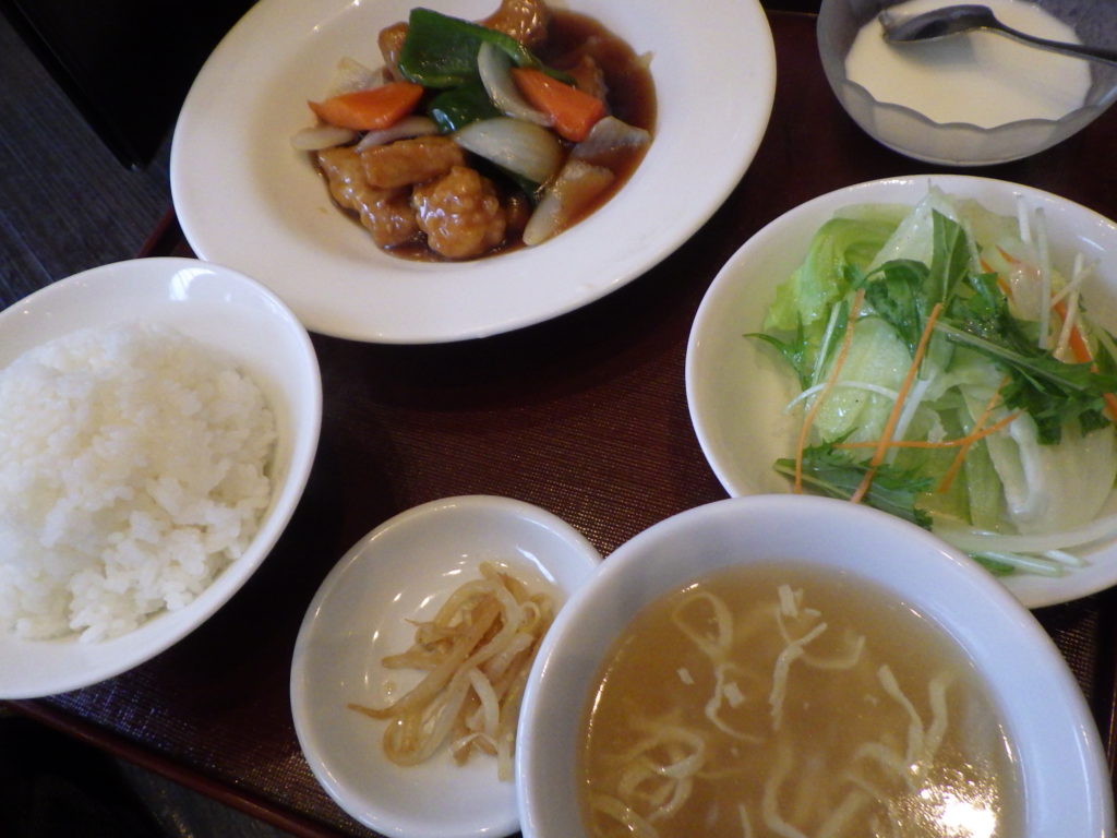 サービスランチの「酢豚定食」
